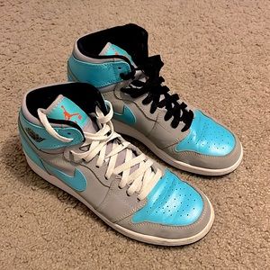 Re-posed Jordan 1’s. Youth size 5.5, but fits a women’s size 7.